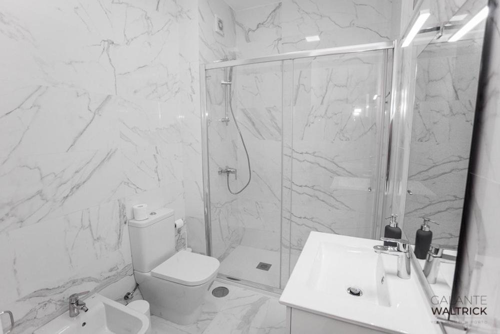 Downtown 3 Bedroom With Balcony - Quiet Street - Family Friendly - Groups Porto Ngoại thất bức ảnh